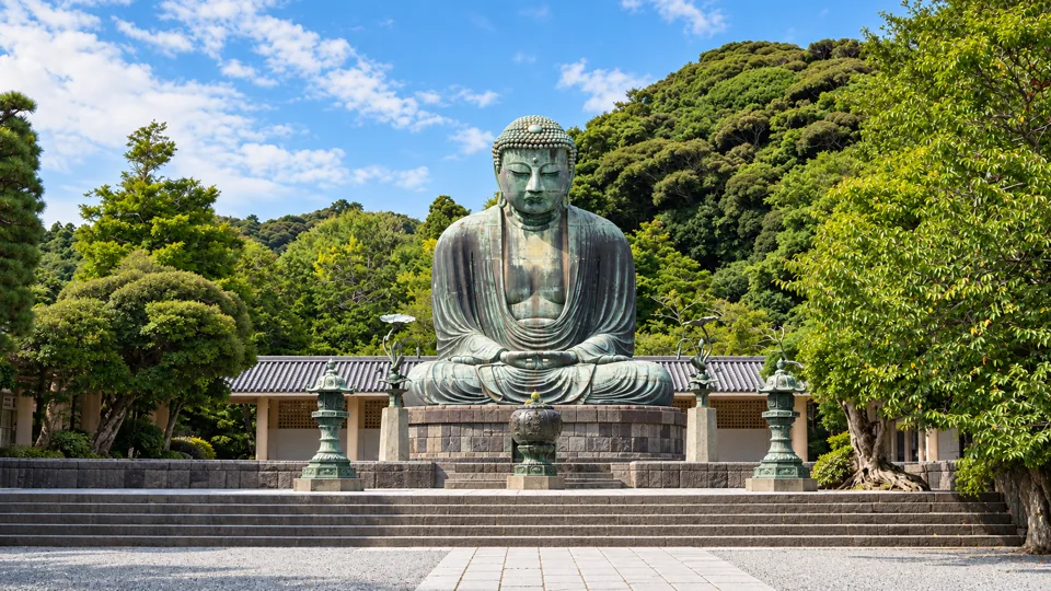 Seated bronze Great Buddha in its outdoor courtyard