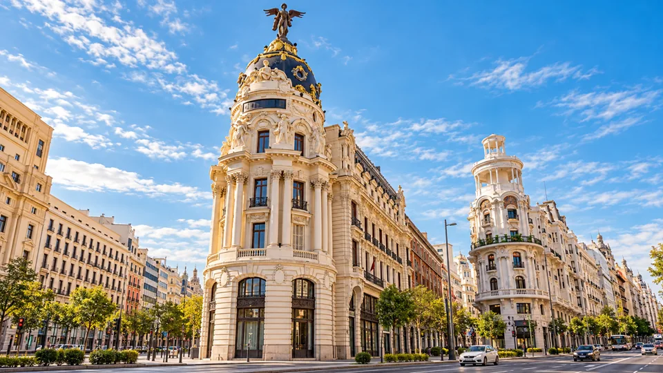 Metropolis corner building and Gran Via rooftops