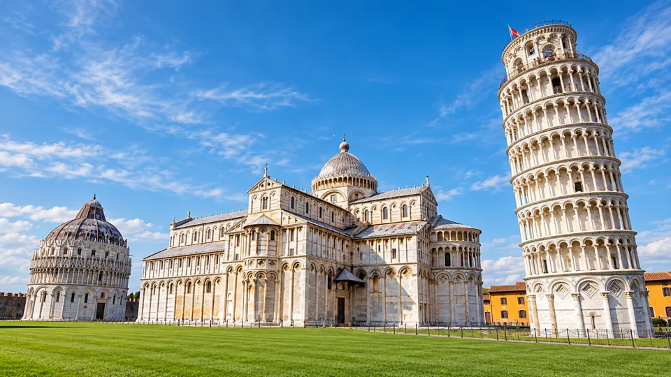 Leaning bell tower and cathedral on Piazza dei Miracoli