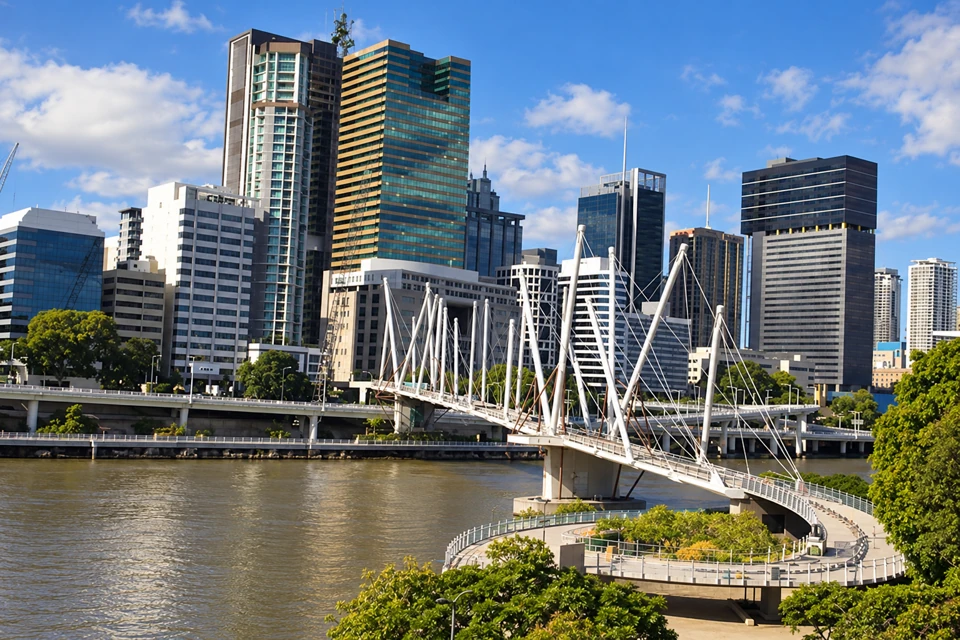 Kurilpa Bridge's white angled masts over the Brisbane River and CBD skyline.