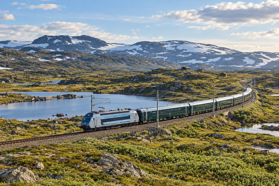 An electric locomotive and green passenger coaches on the Bergen Line across Hardangervidda.