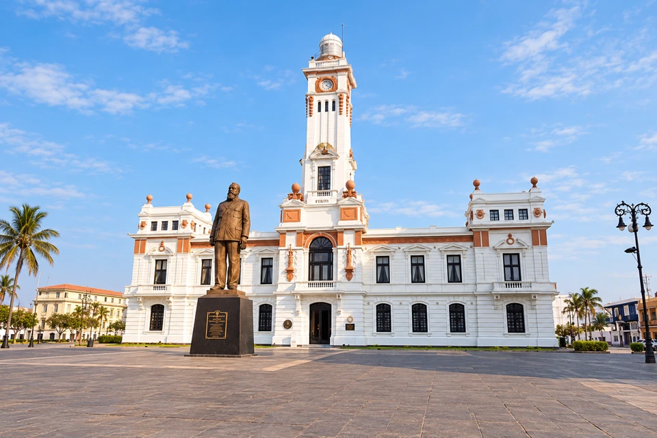 The white and terracotta Faro Venustiano Carranza and its statue on Veracruz's Malecón plaza